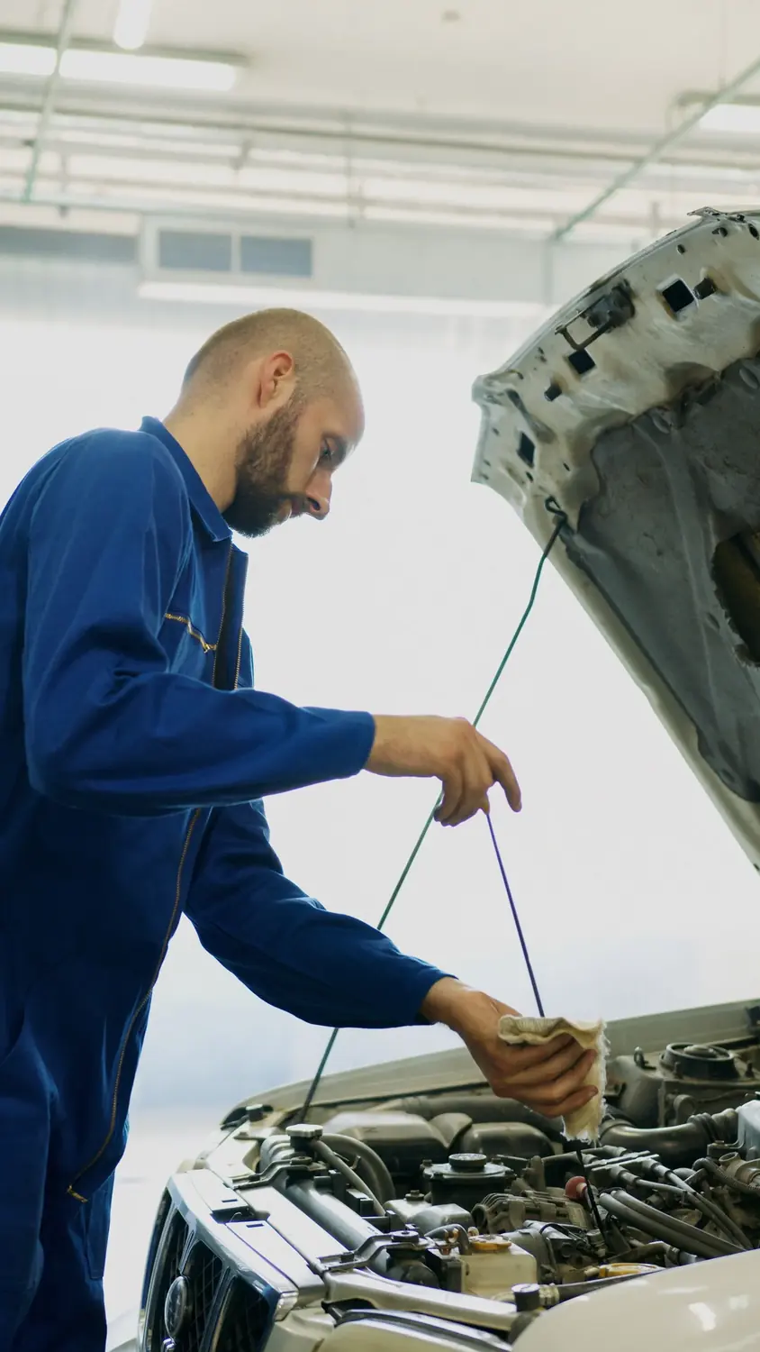 Técnico revisando el nivel de aceite de un motor